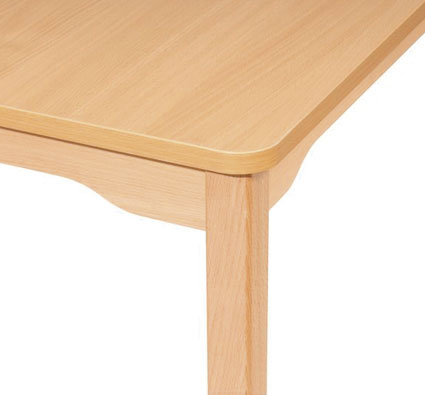 Mesa con tablero de melamina y patas de madera 160 la unidad