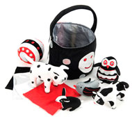 Cesta y juguetes suaves para bebés en blanco y negro contrastes el conjunto