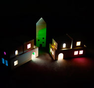 Les maisons construisent des villages avec des fenêtres colorées set de 13
