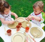 Service de vaisselle dans la kitchenette pour 4 enfants set de 24