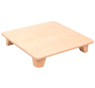 Mesa baja con patas de madera la unidad