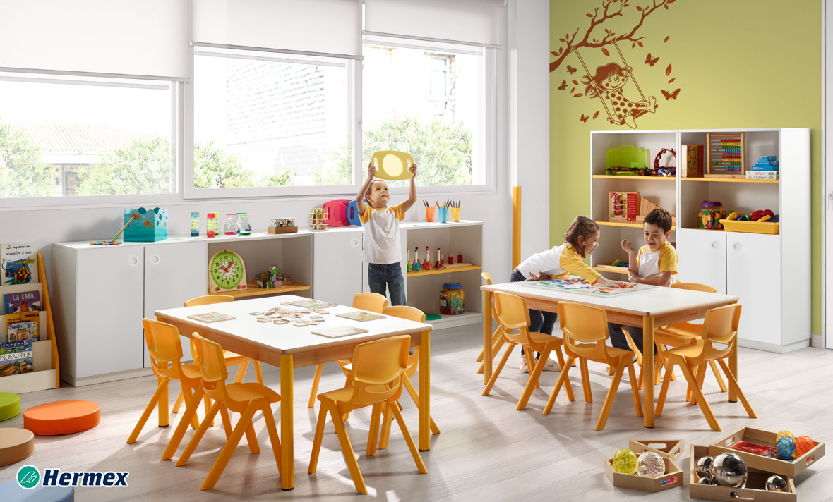 Aulas de Educación Infantil - Mesas y sillas naranjas