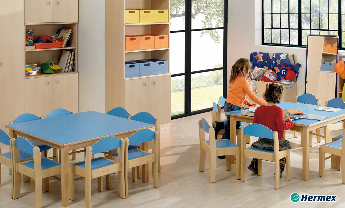 Aulas de Educación Infantil - Mesas de madera azules